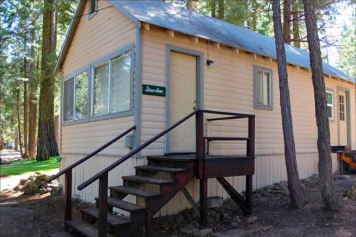 Greenbrae Cabin | Tallelokero huoneessa, silitysrauta/-lauta