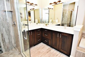 Luxury House, Mountain View | Bathroom | Separate tub and shower, towels, soap, shampoo