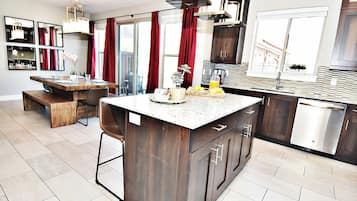 Luxury House, Mountain View | Private kitchen | Full-sized fridge, microwave, oven, stovetop