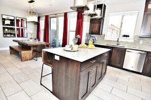 Maison luxueuse, vue sur la montagne | Cuisine privée | Réfrigérateur grande capacité avec congélateur, four à micro-ondes