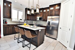 Luxury House, Mountain View | Private kitchen | Full-size fridge, microwave, oven, stovetop