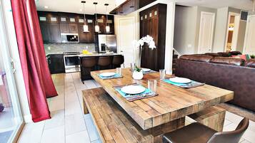 Maison Luxe, vue montagne | Restauration dans la chambre