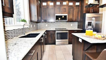 Luxury House, Mountain View | Private kitchen | Full-size fridge, microwave, oven, stovetop