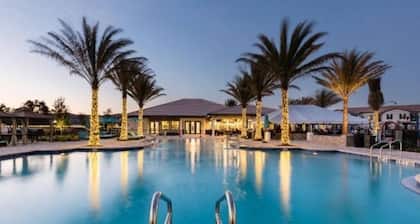 Resort 4 bedroom home, private pool/WIFI/BBQ inc