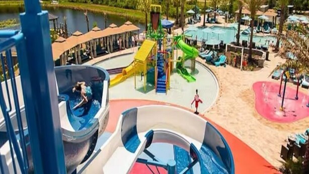 Un parc aquatique doté de nombreux toboggans et d’un espace piscine.