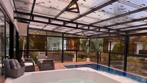 A glass-enclosed hot tub area with a view of the outdoors. - The Provenza Mansion by Lleras Park in El Poblado (Medellín)