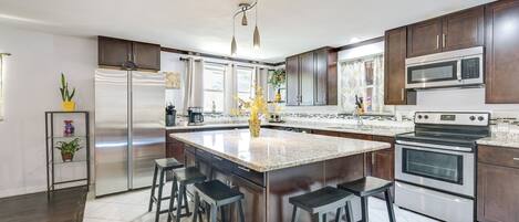 Réfrigérateur, micro-ondes, plaque de cuisson, lave-vaisselle