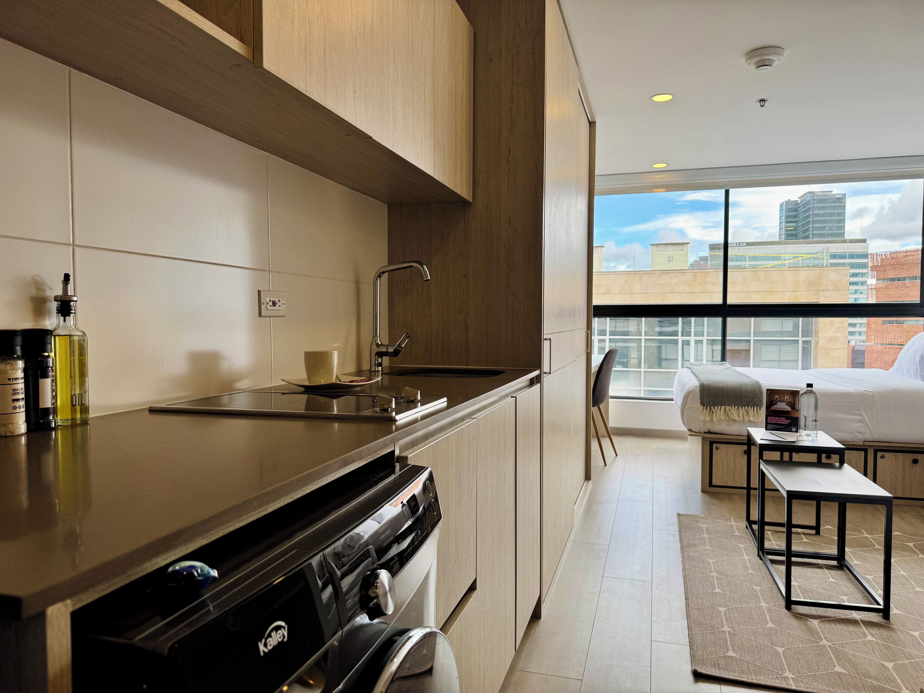 Studio (1211) | Bếp riêng | Lò vi sóng, ấm điện, dụng cụ nấu nướng/bát dĩa/dao nĩa 