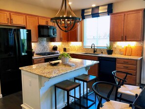 Fridge, microwave, oven, stovetop - Luxury 4BR House w/AC f& WiFI in Salinas - Near Monterey, Family friendly (Salinas)