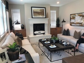 Smart TV - Luxury 4BR House w/AC f& WiFI in Salinas - Near Monterey, Family friendly (Salinas)