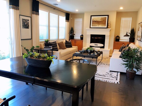 Smart TV - Luxury 4BR House w/AC f& WiFI in Salinas - Near Monterey, Family friendly (Salinas)