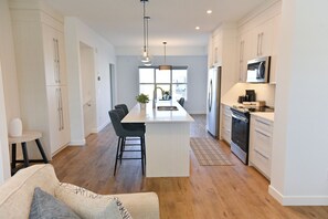 Kylskåp, mikrovågsugn, ugn och spishäll