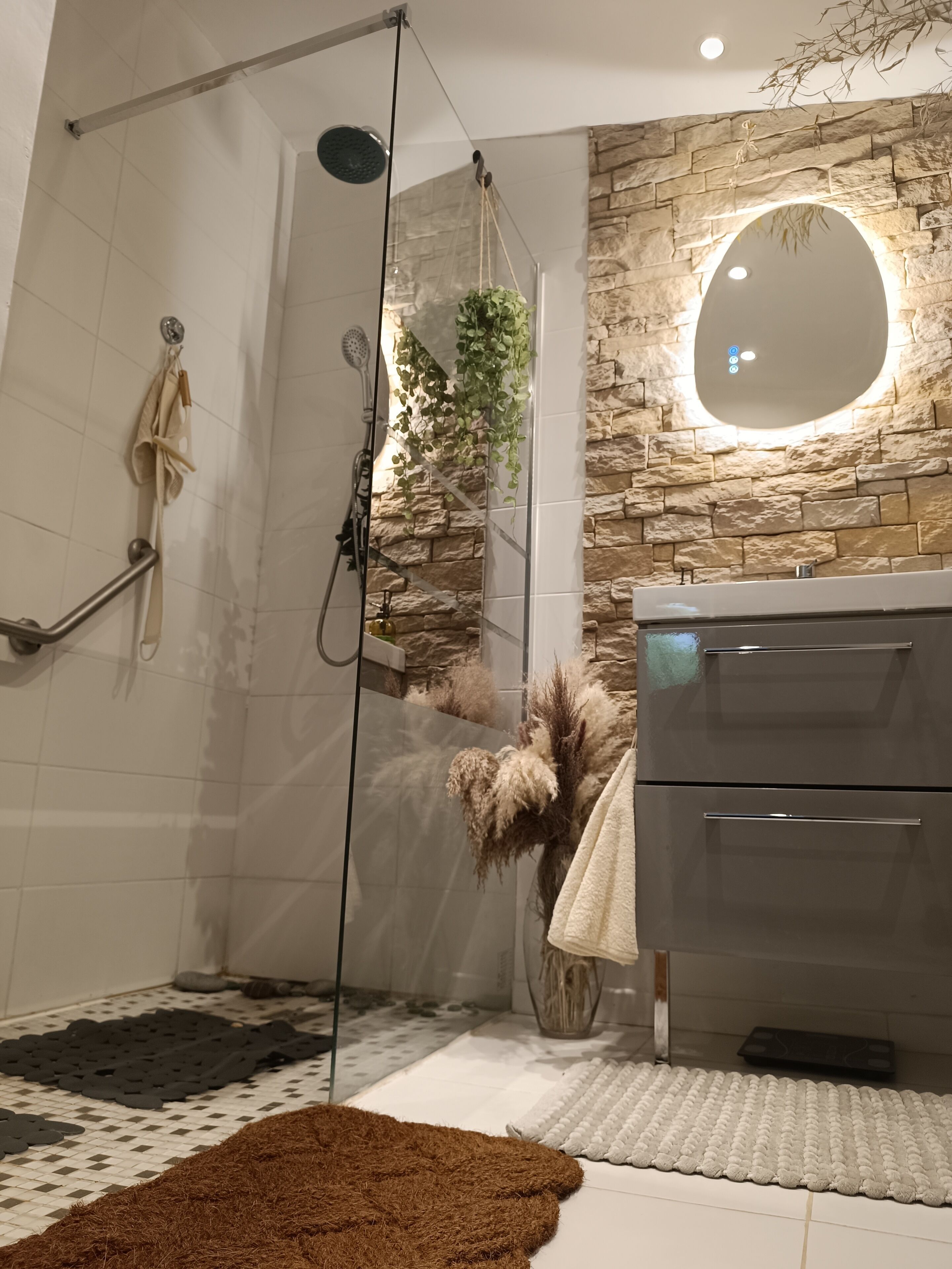 吹风机、毛巾、卫生纸