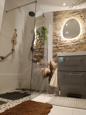 Sèche-cheveux, serviettes fournies, papier toilette