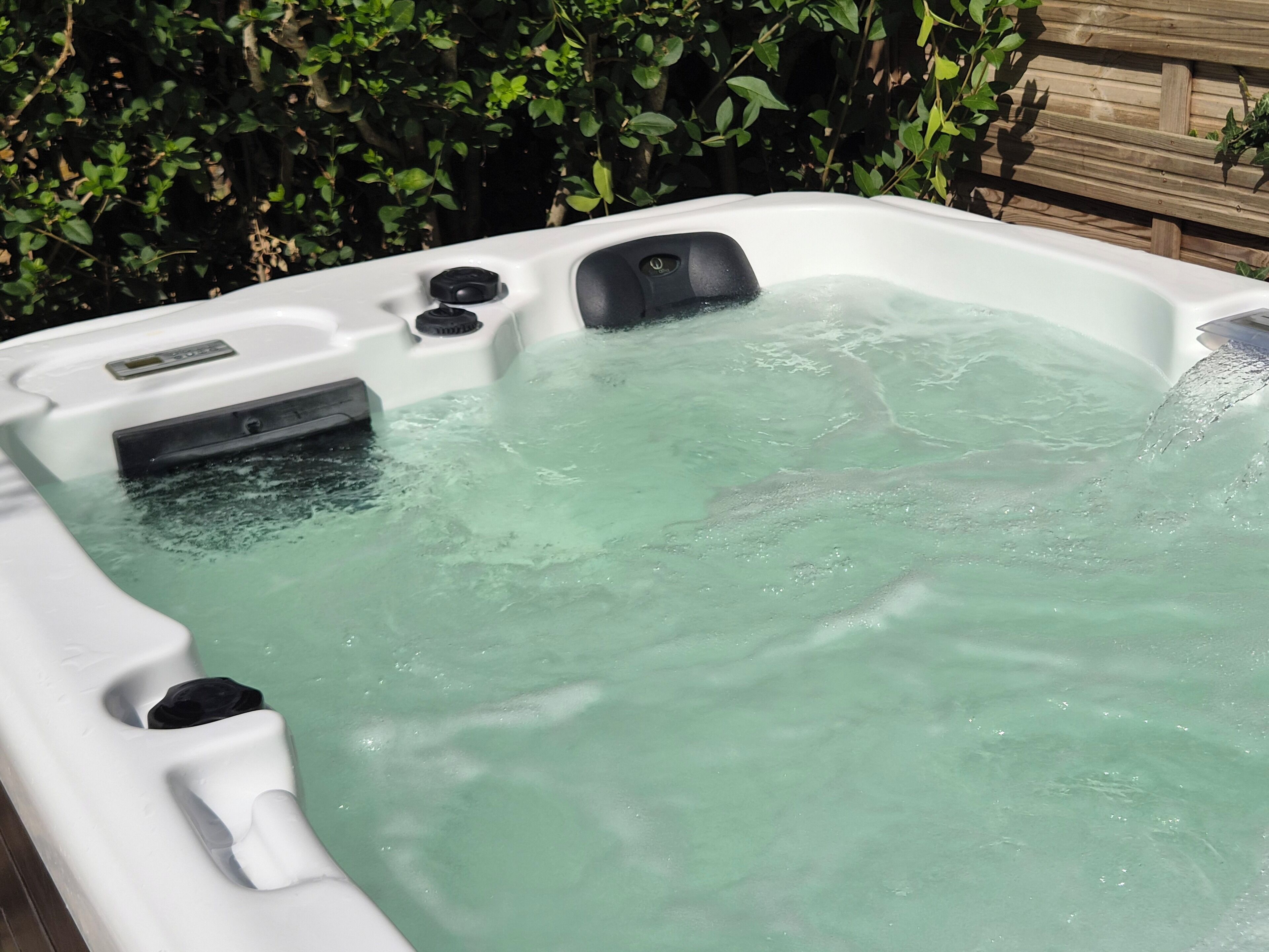 Un bain à remous équipé d’un panneau de commande et d’une pompe à eau.