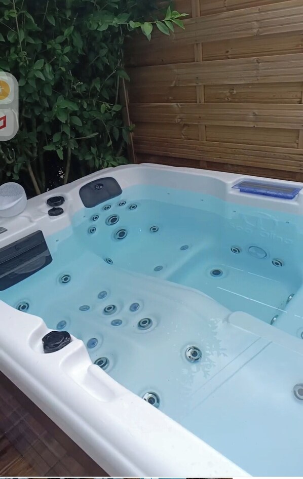 Baignoire à remous extérieure