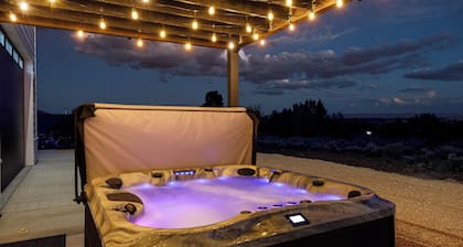 Indoor Sports Court, Pool, Hot tub, Sleeps 30+, Amazing Views!