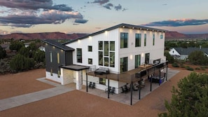 Exterior - Indoor Sports Court, Pool, Hottub, 30+ People (Kanab)
