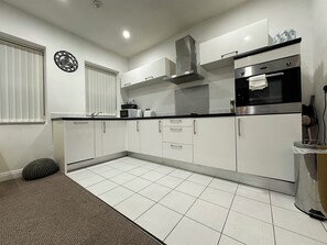 Fridge, microwave, oven, stovetop - Stunning Birmingham City Center Apartment with Free Parking - Sleeps 4 (Birmingham)