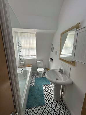 Hair dryer, towels, soap, shampoo - Stunning Birmingham City Center Apartment with Free Parking - Sleeps 4 (Birmingham)