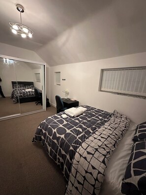 1 soverom, skrivebord, strykejern/-brett og reiseseng for barn