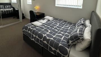 1 slaapkamer, een bureau, een strijkplank/strijkijzer, reisbedje