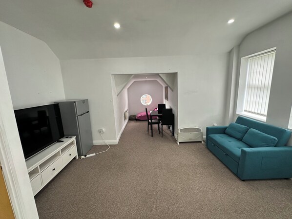 Smart TV, books - Stunning Birmingham City Center Apartment with Free Parking - Sleeps 4 (Birmingham)