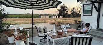 Charming, luxurious 3-bedroom Fresno County farmhouse w WIFI