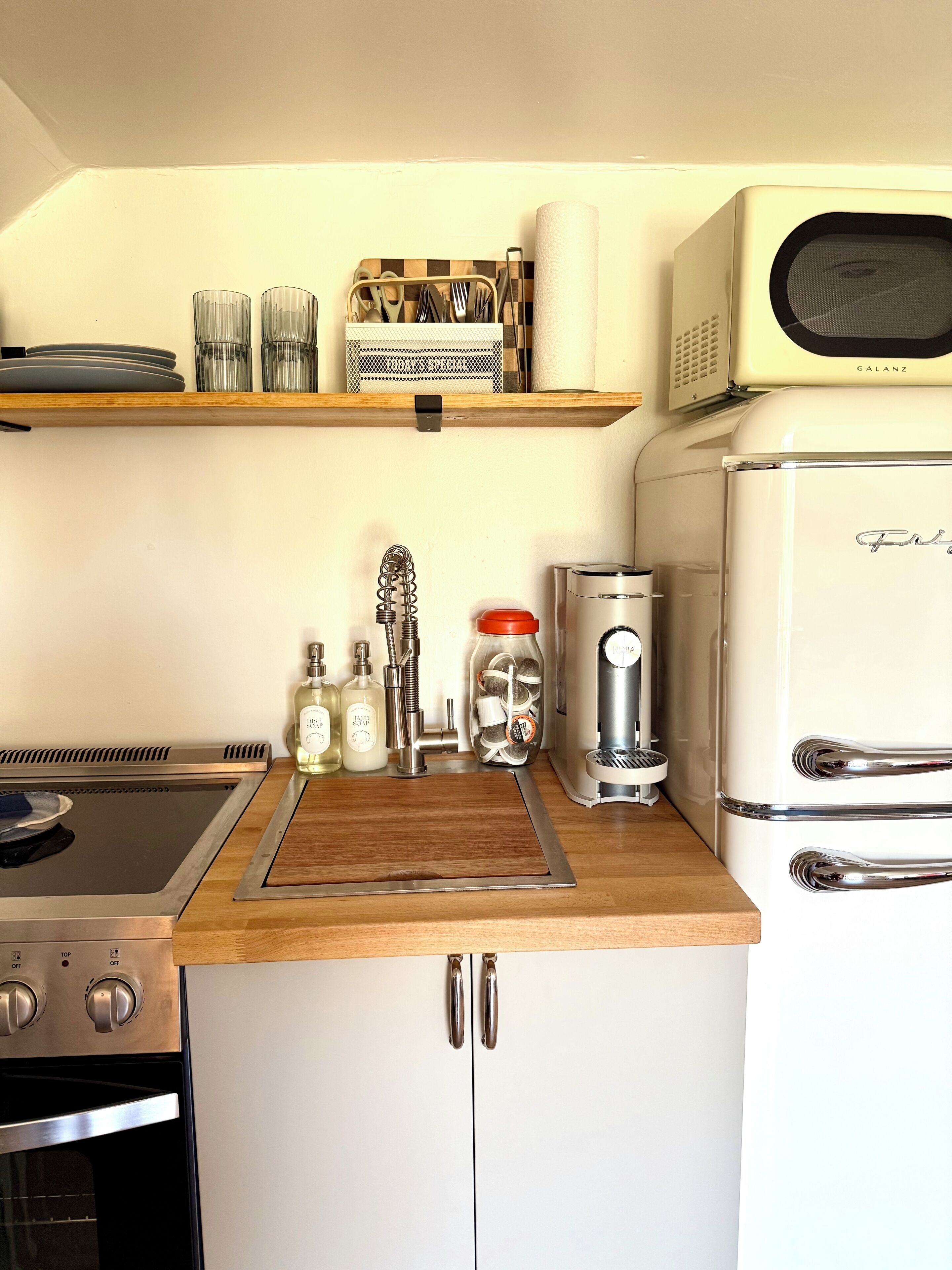 Jääkaappi, mikroaaltouuni, uuni, liesi