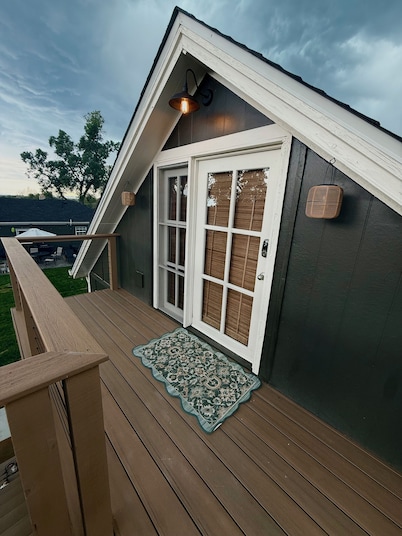 Rascal Ranch: Cozy 2-bed attic apartment close to Olde Town Arvada w/hot tub