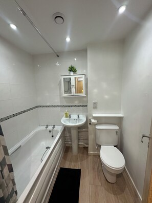 Serviettes fournies, savon, papier toilette