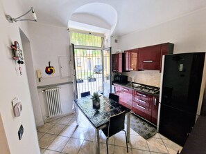 Réfrigérateur, micro-ondes, plaque de cuisson, lave-vaisselle