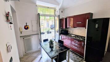 Geladeira, micro-ondas, lava-louças, cafeteira/chaleira