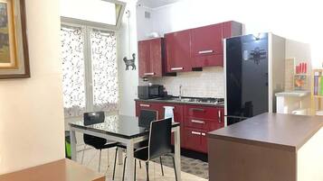 Coffee/tea maker, fridge, microwave, stovetop