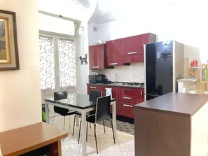 Kühlschrank, Mikrowelle, Geschirrspüler