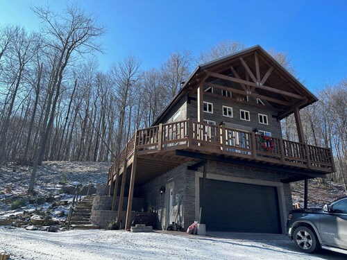 Cozy 2-bedroom cabin on 3 acres of mountaintop property