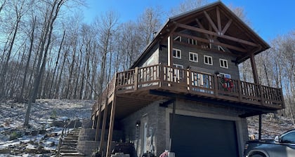 Cozy 2-bedroom cabin on 3 acres of mountaintop property