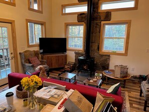Living area - Cozy 2-bedroom cabin on 3 acres of mountaintop property (Bruceton Mills)