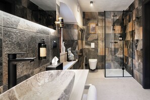 Chambre Double Supérieure, vue cour intérieure | Salle de bain