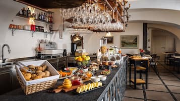 Free daily buffet breakfast