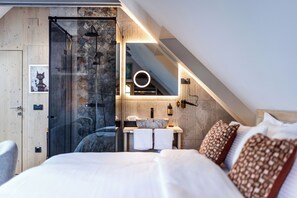 Shower, hair dryer, slippers, towels - Hotel Julian Alps (Gorje)
