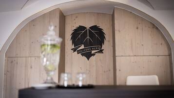 Pared de madera con un logotipo y texto para Hotel Julijskke Alpe.