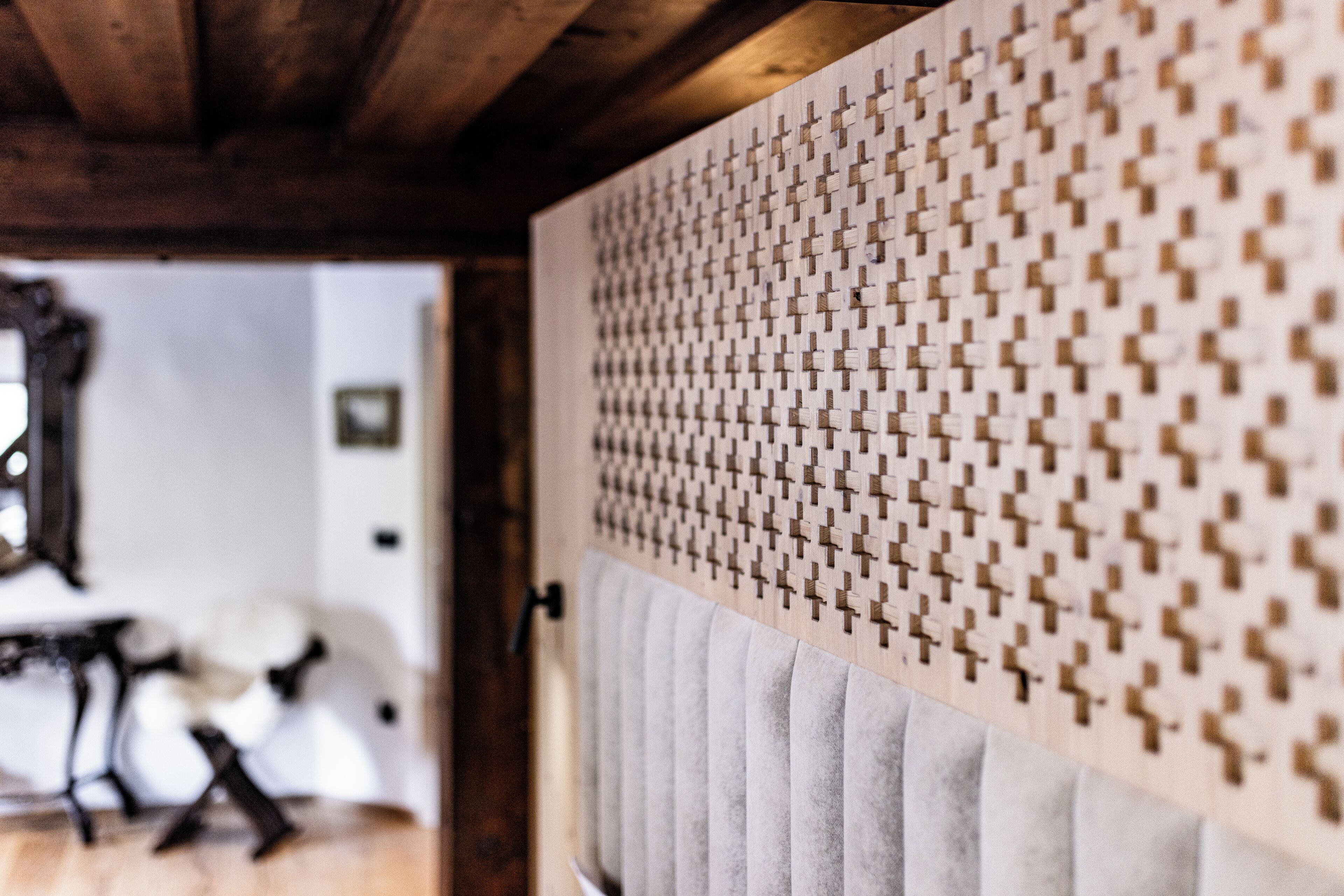 Una porta di legno con un motivo geometrico.