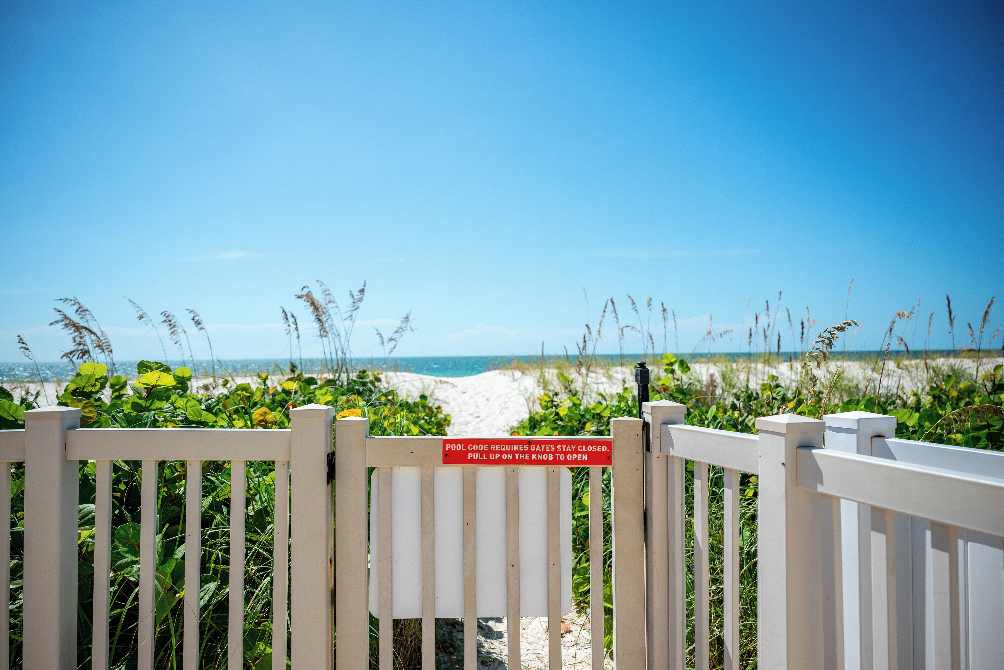 På stranden, solstolar och strandhanddukar
