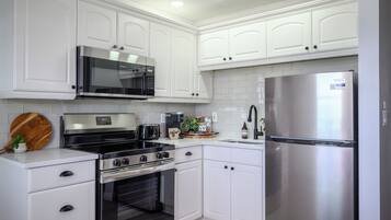 KĂŒhlschrank, Mikrowelle, Ofen, Herdplatte