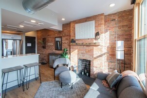 Espacio para trabajar con laptop y tabla de planchar con plancha 