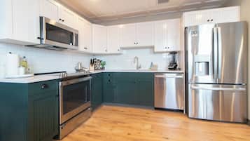 Refrigerador con freezer, microondas, horno, placa de cocina