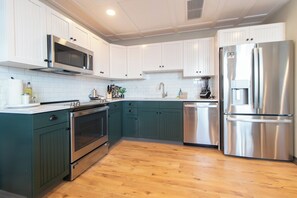 Refrigerador con freezer, microondas, horno, placa de cocina