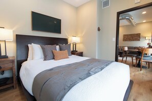 Premium-íbúð - 1 meðalstórt tvíbreitt rúm með svefnsófa - reyklaust - eldhús | 1 svefnherbergi, vinnuaðstaða fyrir fartölvur, straujárn/strauborð