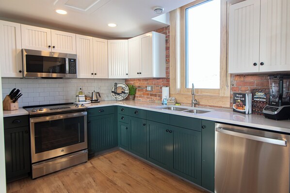 Premium Apartment, 2 Bedrooms, Non Smoking, Kitchen | Private kitchen | Full-size fridge, microwave, oven, stovetop